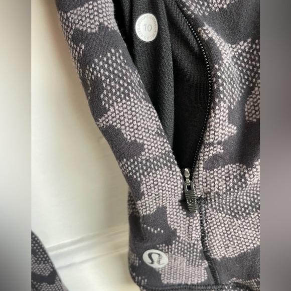 Lululemon (like new!)Heritage Camo Jacquard Black (& gray) Lunar Long Sleeve Top - Picture 5 of 16